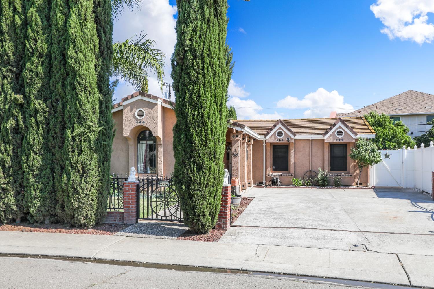 Detail Gallery Image 3 of 37 For 318 Portola Way, Tracy,  CA 95376 - 3 Beds | 2 Baths