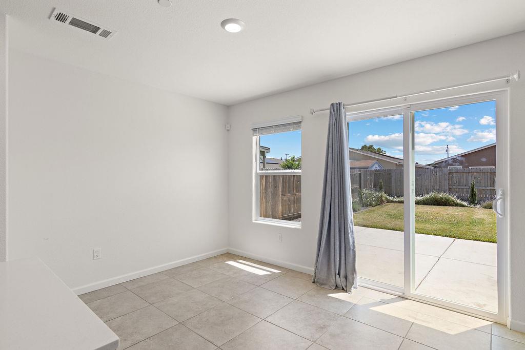 Detail Gallery Image 10 of 37 For 12084 Royal Ct, Waterford,  CA 95386 - 4 Beds | 2 Baths