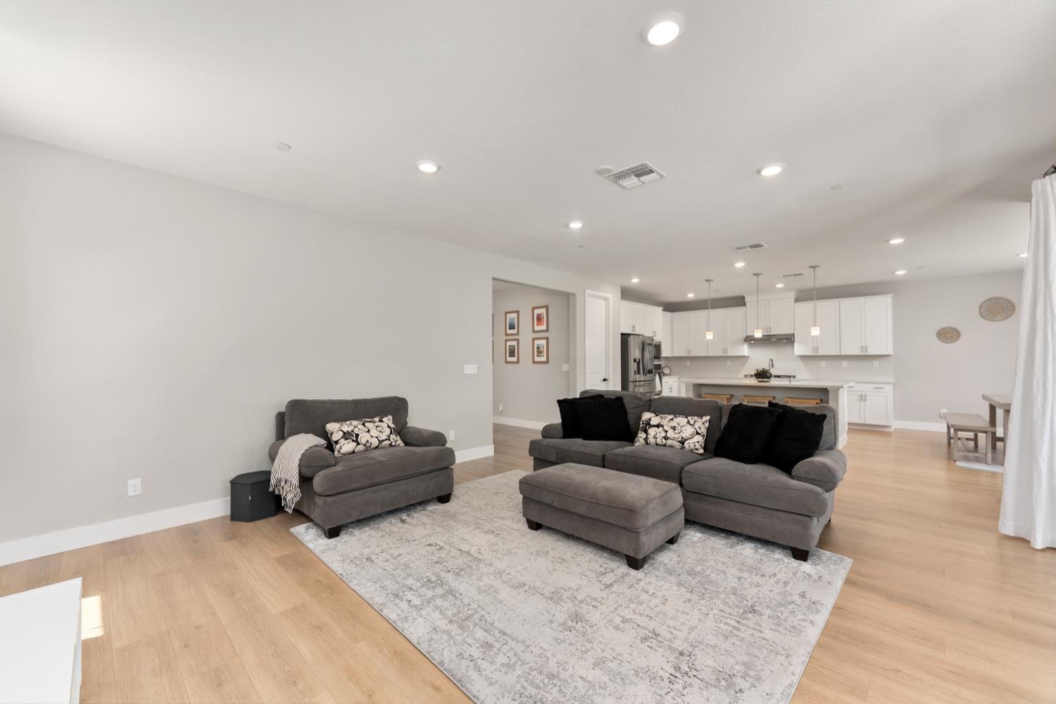 Detail Gallery Image 43 of 83 For 2073 Challenger Way, Roseville,  CA 95747 - 4 Beds | 3/1 Baths