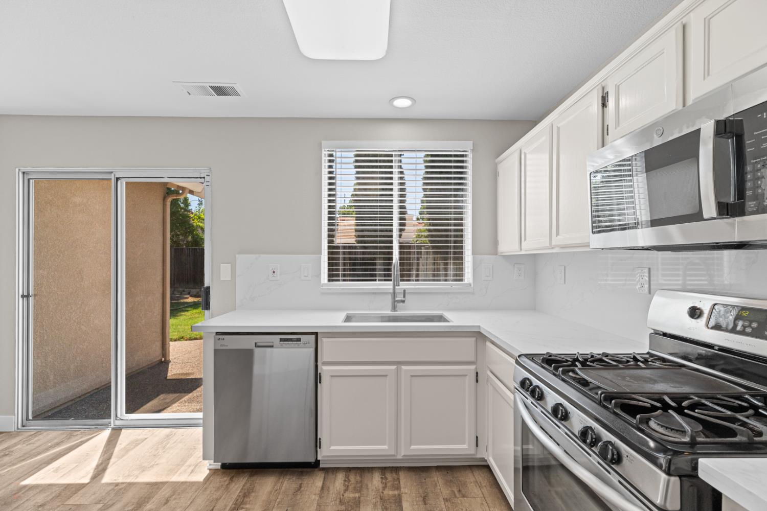 Detail Gallery Image 17 of 31 For 1566 Parkside Ct, Tracy,  CA 95376 - 3 Beds | 2 Baths