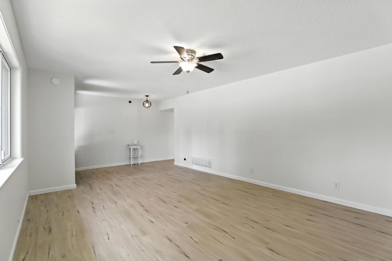 Detail Gallery Image 5 of 37 For 7969 Glenbar Way, Fair Oaks,  CA 95628 - 4 Beds | 2/1 Baths
