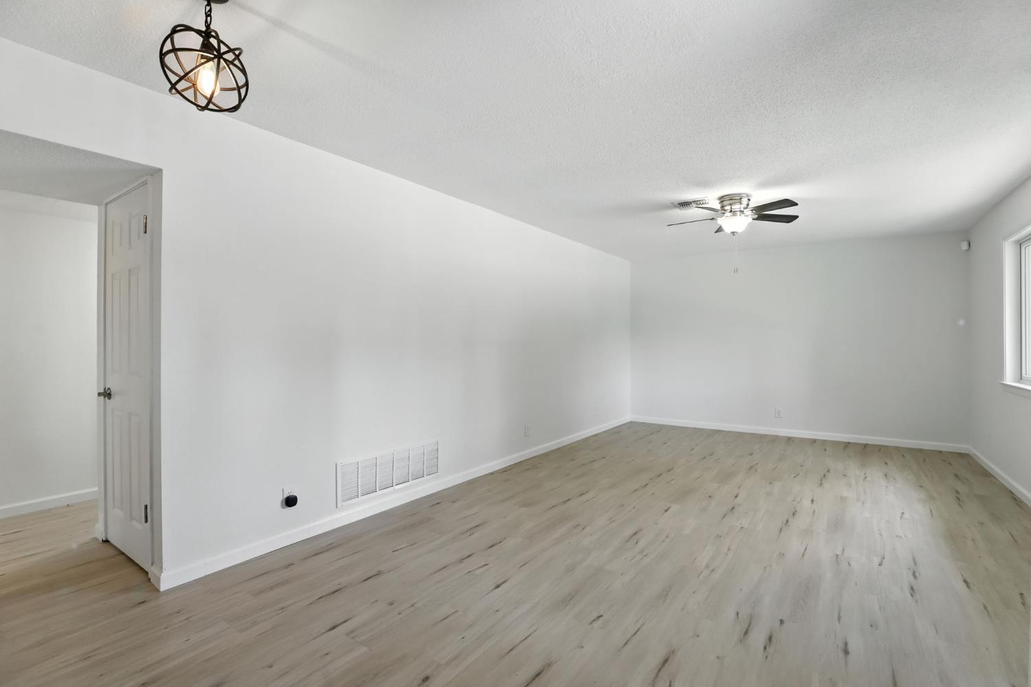 Detail Gallery Image 6 of 37 For 7969 Glenbar Way, Fair Oaks,  CA 95628 - 4 Beds | 2/1 Baths