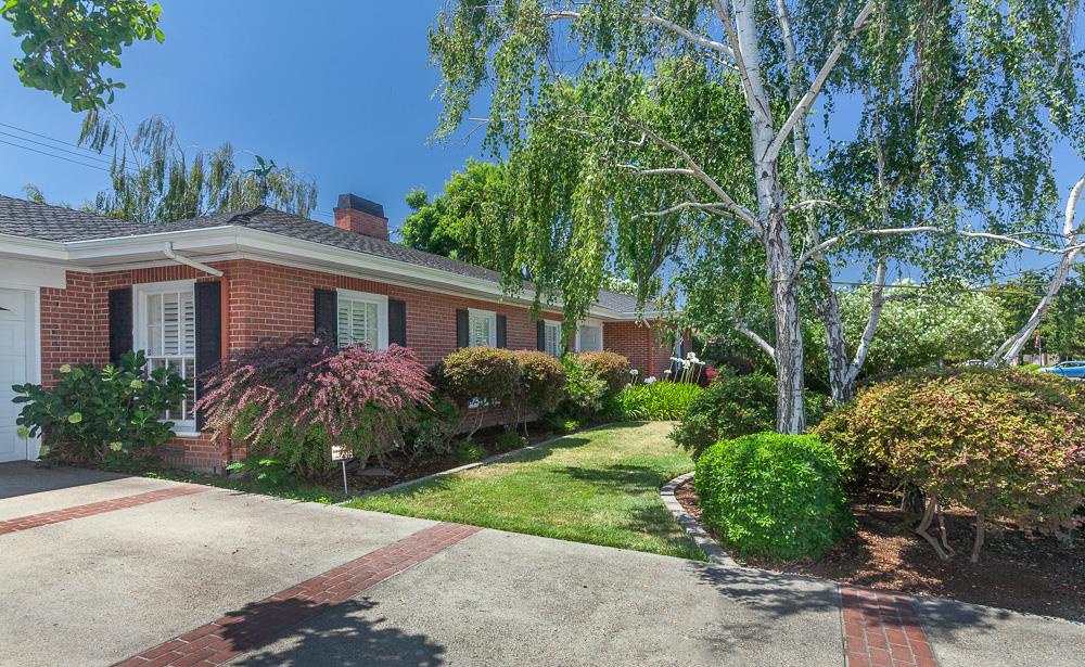 Detail Gallery Image 4 of 73 For 1060 W Monterey Ave, Stockton,  CA 95204 - 4 Beds | 3 Baths