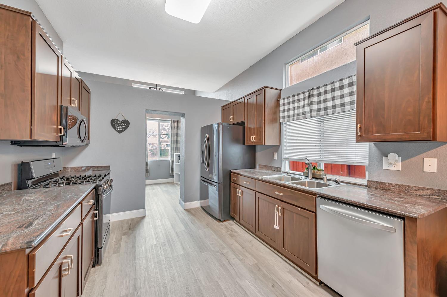 Detail Gallery Image 12 of 46 For 9065 Robbins Rd, Sacramento,  CA 95829 - 4 Beds | 2/1 Baths