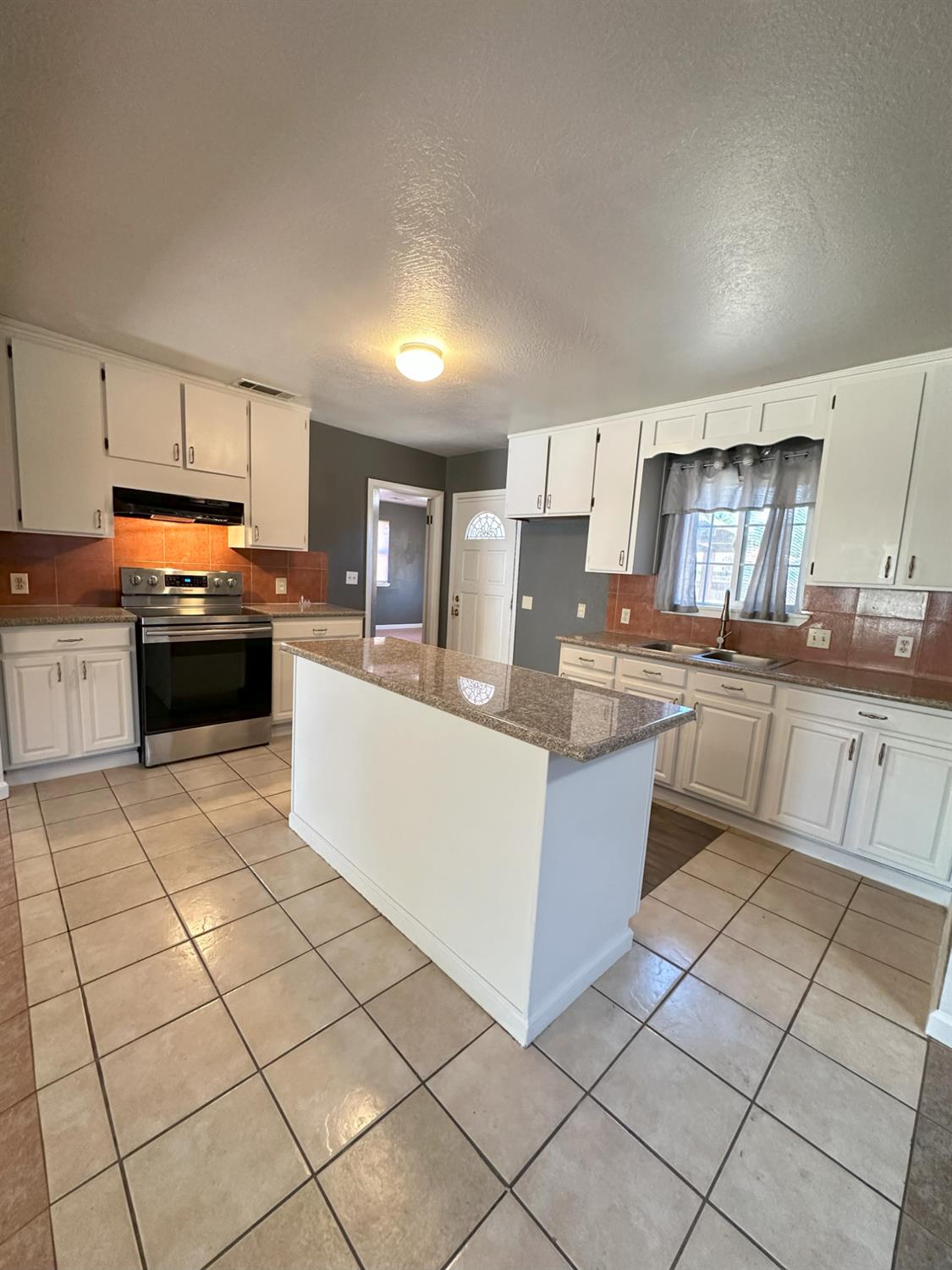 Detail Gallery Image 7 of 20 For 405 Colorado Ave, Modesto,  CA 95351 - 3 Beds | 2 Baths