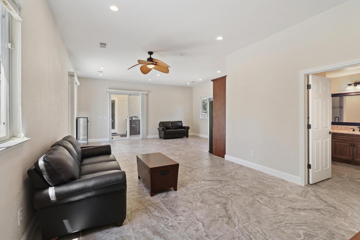 Detail Gallery Image 51 of 92 For 9896 Silvergate Ln, Elk Grove,  CA 95624 - 5 Beds | 3 Baths