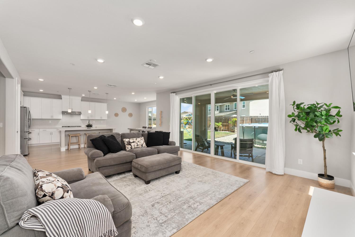 Detail Gallery Image 42 of 83 For 2073 Challenger Way, Roseville,  CA 95747 - 4 Beds | 3/1 Baths