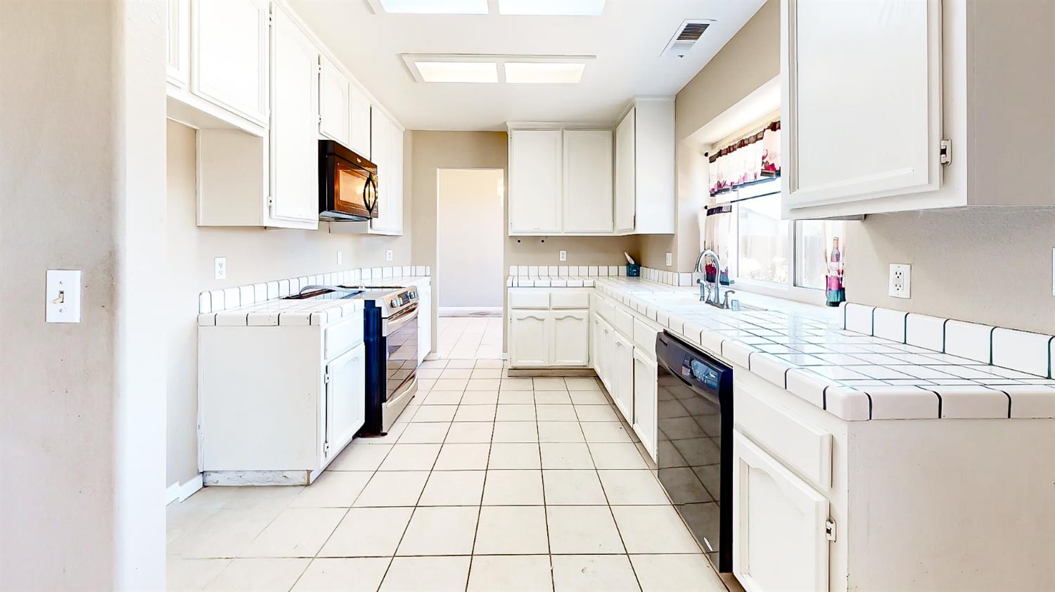 Detail Gallery Image 14 of 41 For 2334 Santos St, Dos Palos,  CA 93620 - 4 Beds | 2/5 Baths