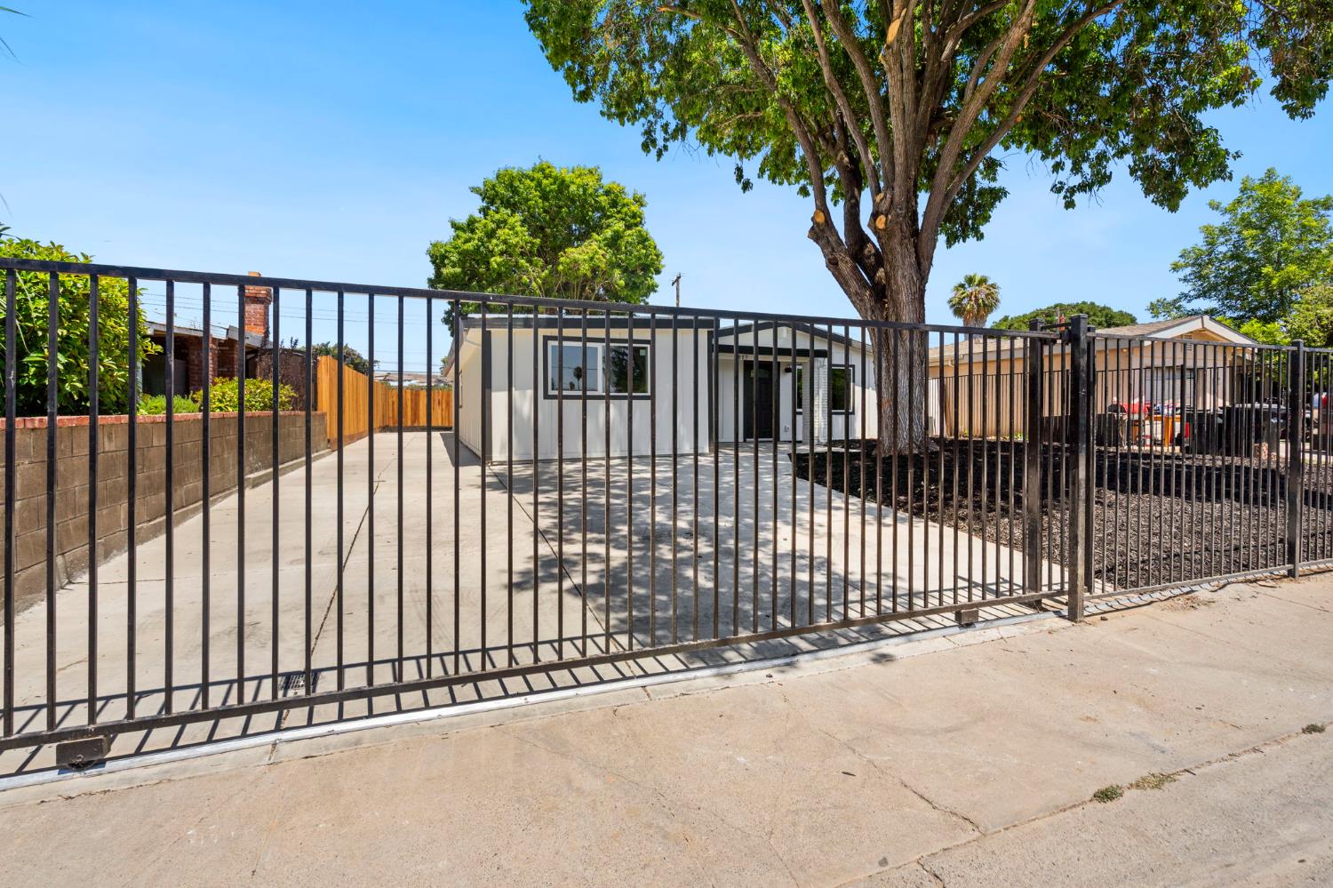Detail Gallery Image 5 of 23 For 3889 32nd, Sacramento,  CA 95824 - 3 Beds | 2 Baths