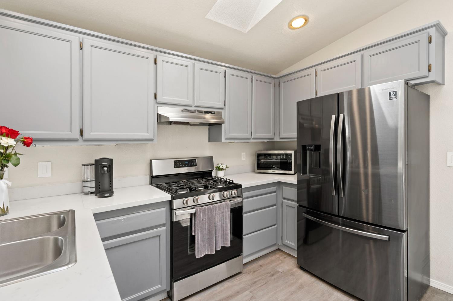 Detail Gallery Image 3 of 22 For 5279 Jacinto Ave, Sacramento,  CA 95823 - 3 Beds | 2 Baths