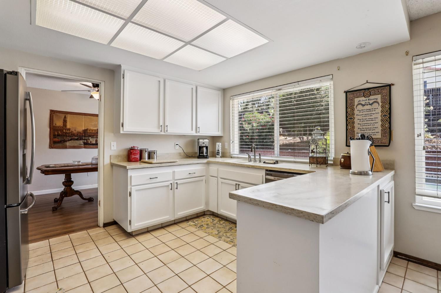 Detail Gallery Image 19 of 55 For 8058 Mesa Oak Way, Citrus Heights,  CA 95610 - 5 Beds | 3 Baths