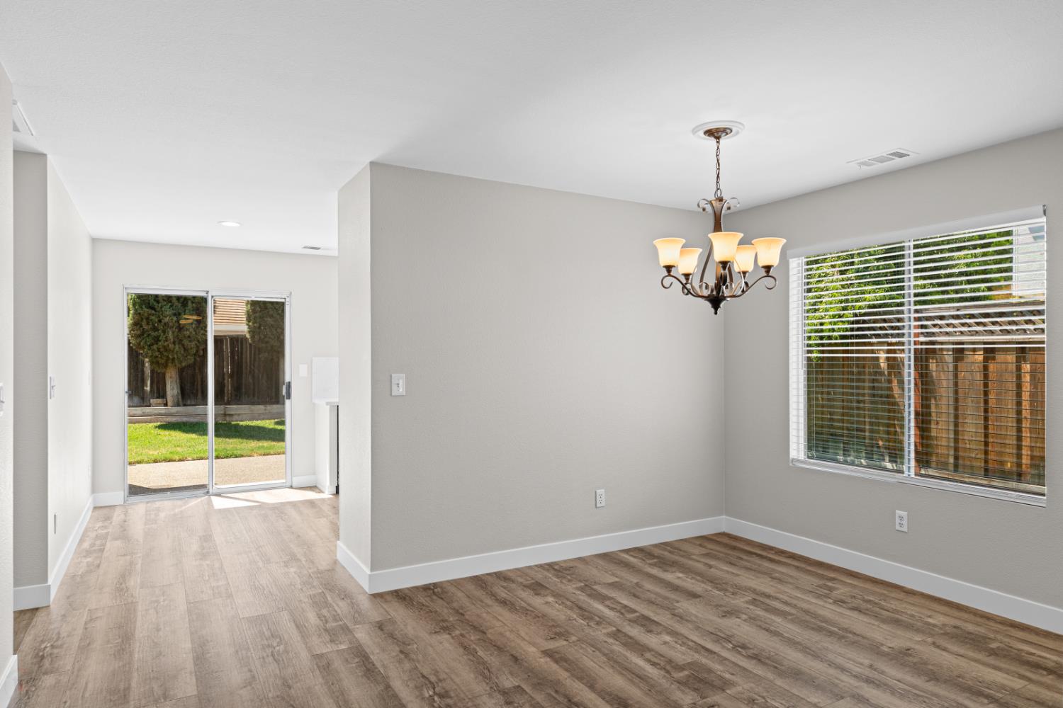 Detail Gallery Image 13 of 31 For 1566 Parkside Ct, Tracy,  CA 95376 - 3 Beds | 2 Baths
