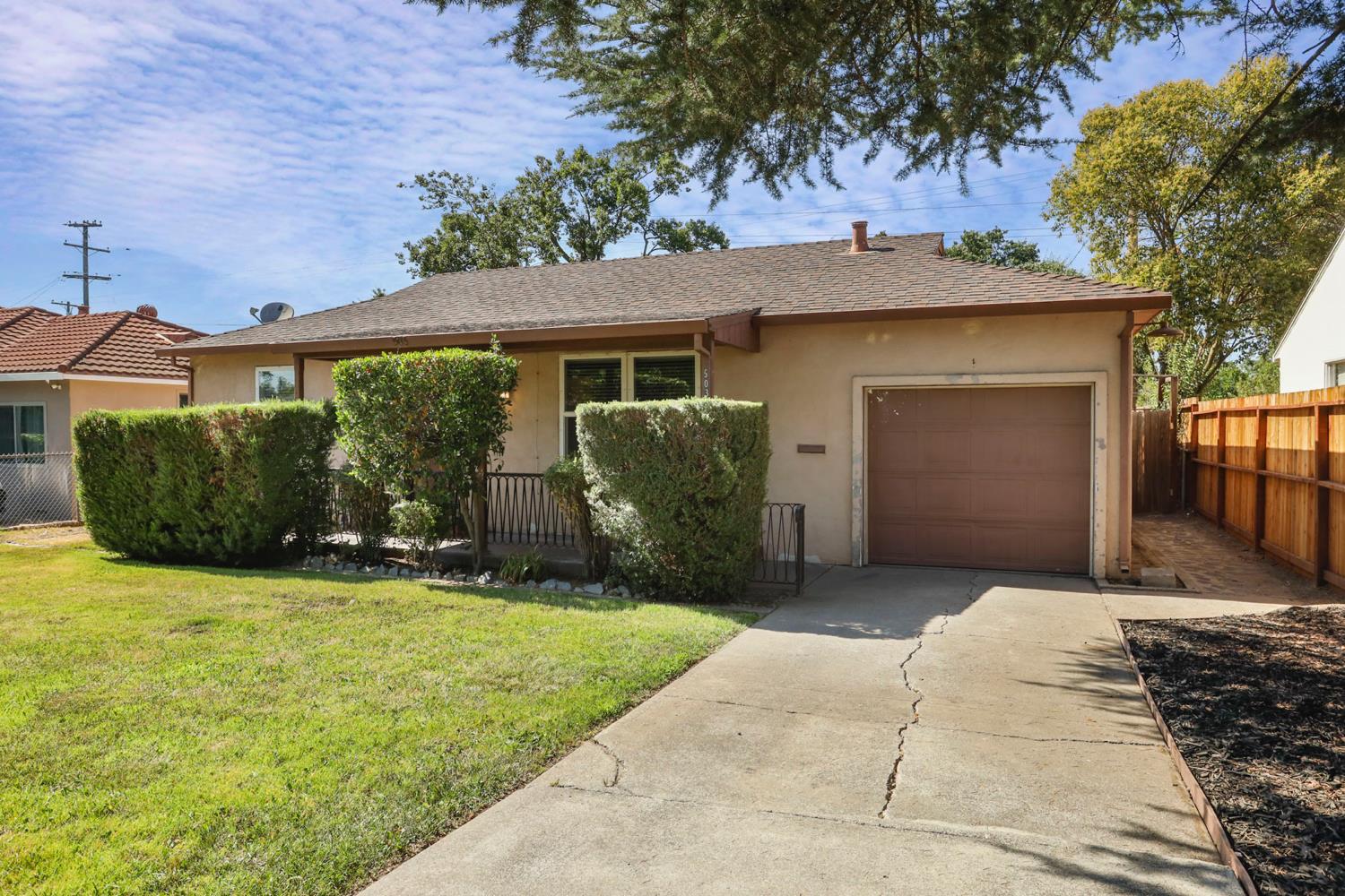 Detail Gallery Image 4 of 60 For 503 E Essex St, Stockton,  CA 95204 - 4 Beds | 2 Baths