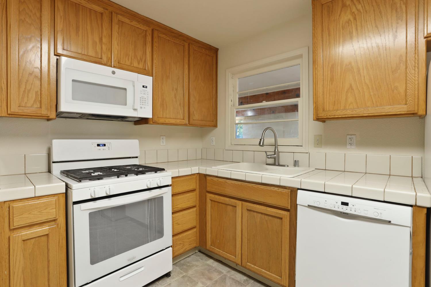 Detail Gallery Image 12 of 60 For 503 E Essex St, Stockton,  CA 95204 - 4 Beds | 2 Baths