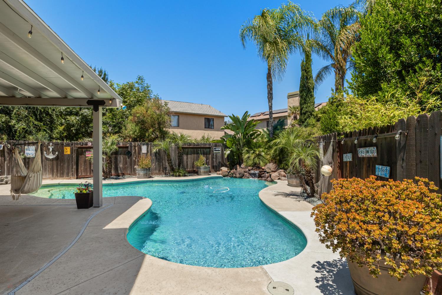 Detail Gallery Image 2 of 39 For 1551 Arnell Pl, Manteca,  CA 95337 - 3 Beds | 2/1 Baths