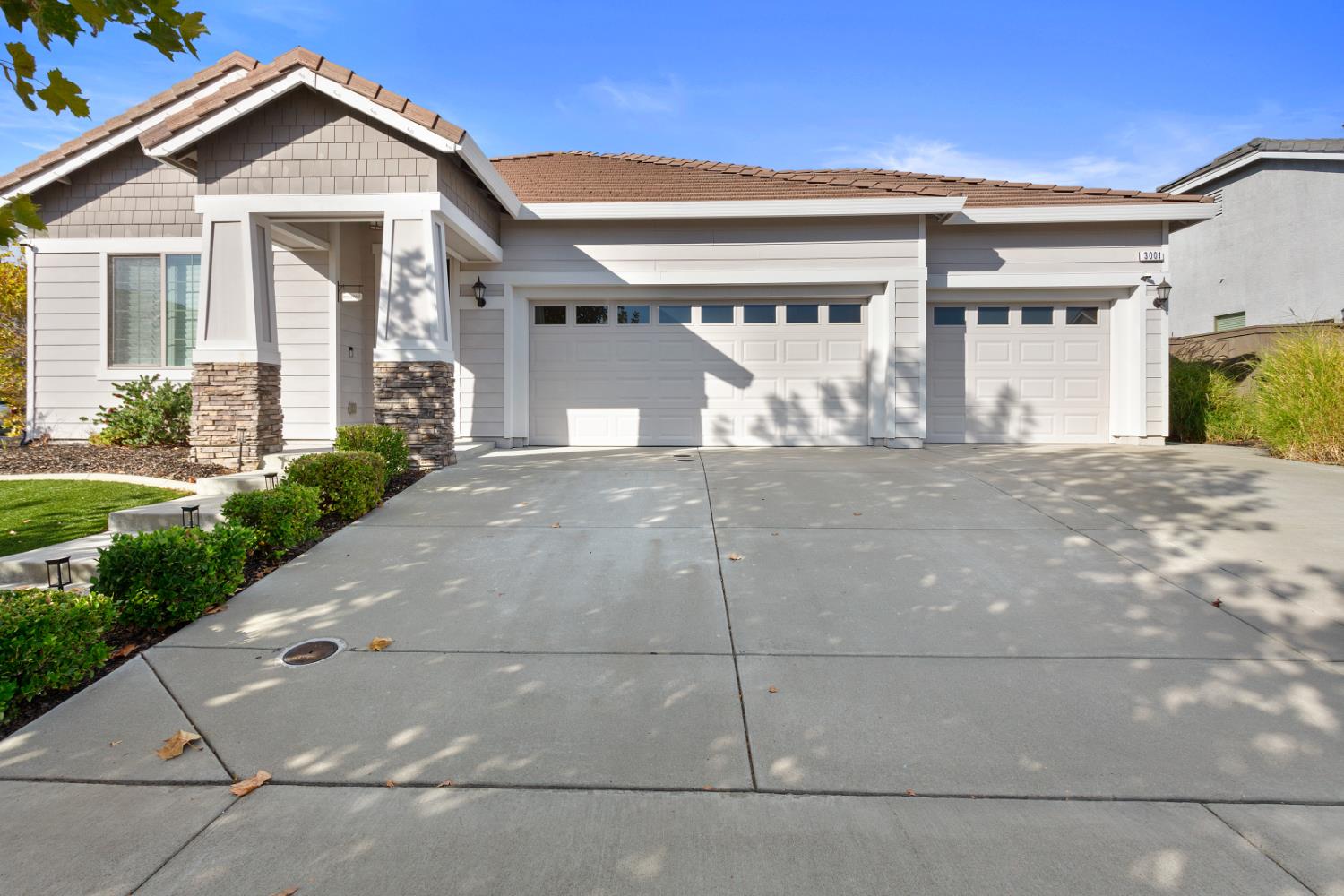 Detail Gallery Image 1 of 24 For 3001 Oak Trail Way, Roseville,  CA 95747 - 3 Beds | 3 Baths