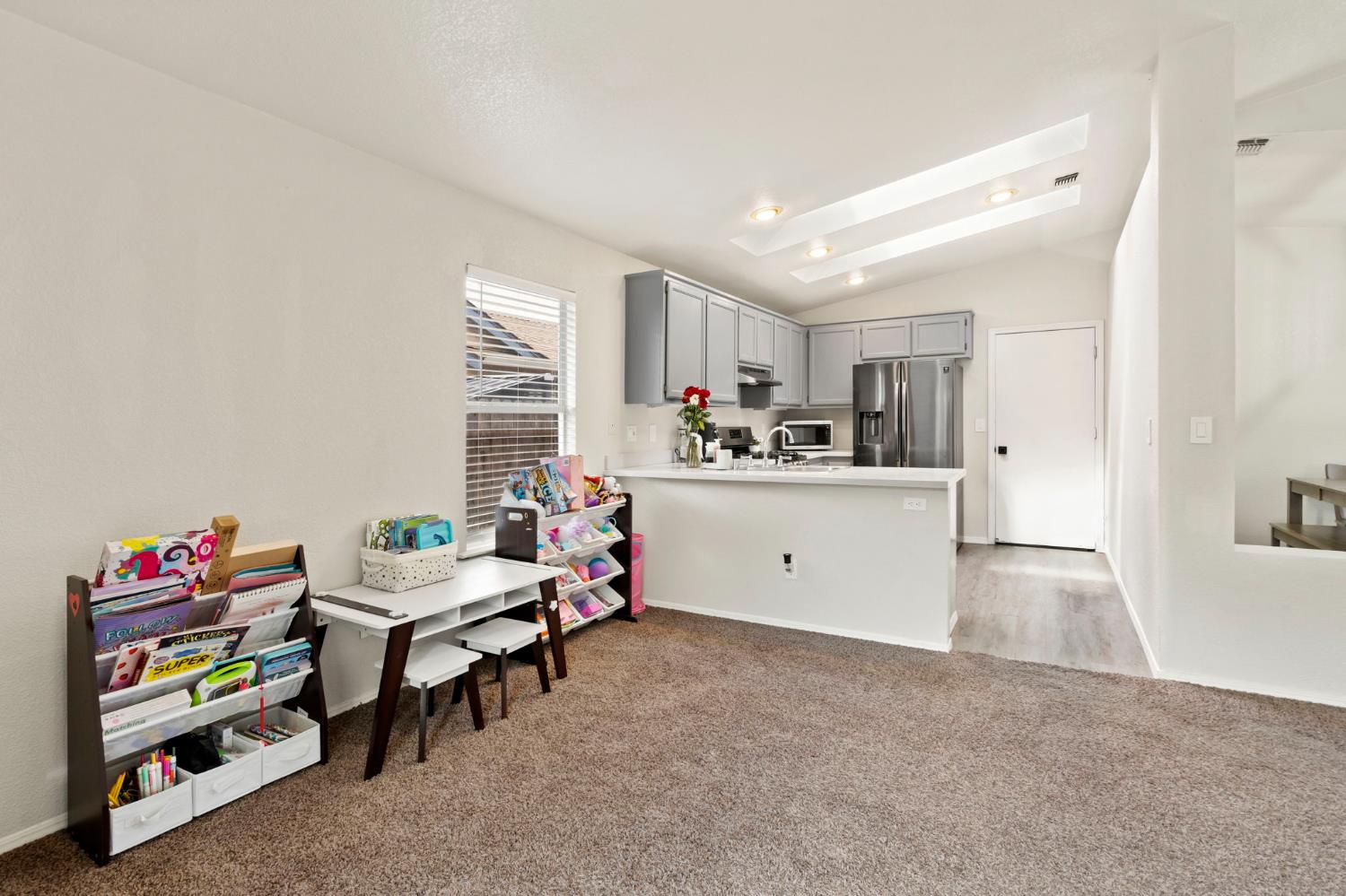 Detail Gallery Image 7 of 22 For 5279 Jacinto Ave, Sacramento,  CA 95823 - 3 Beds | 2 Baths