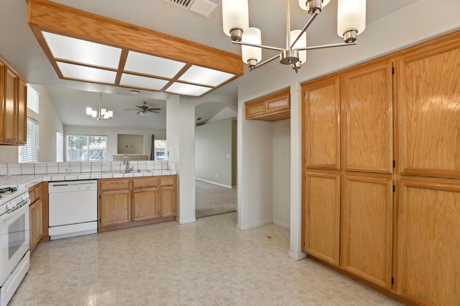 Detail Gallery Image 10 of 31 For 7105 Prazzo Way, Elk Grove,  CA 95757 - 3 Beds | 2 Baths