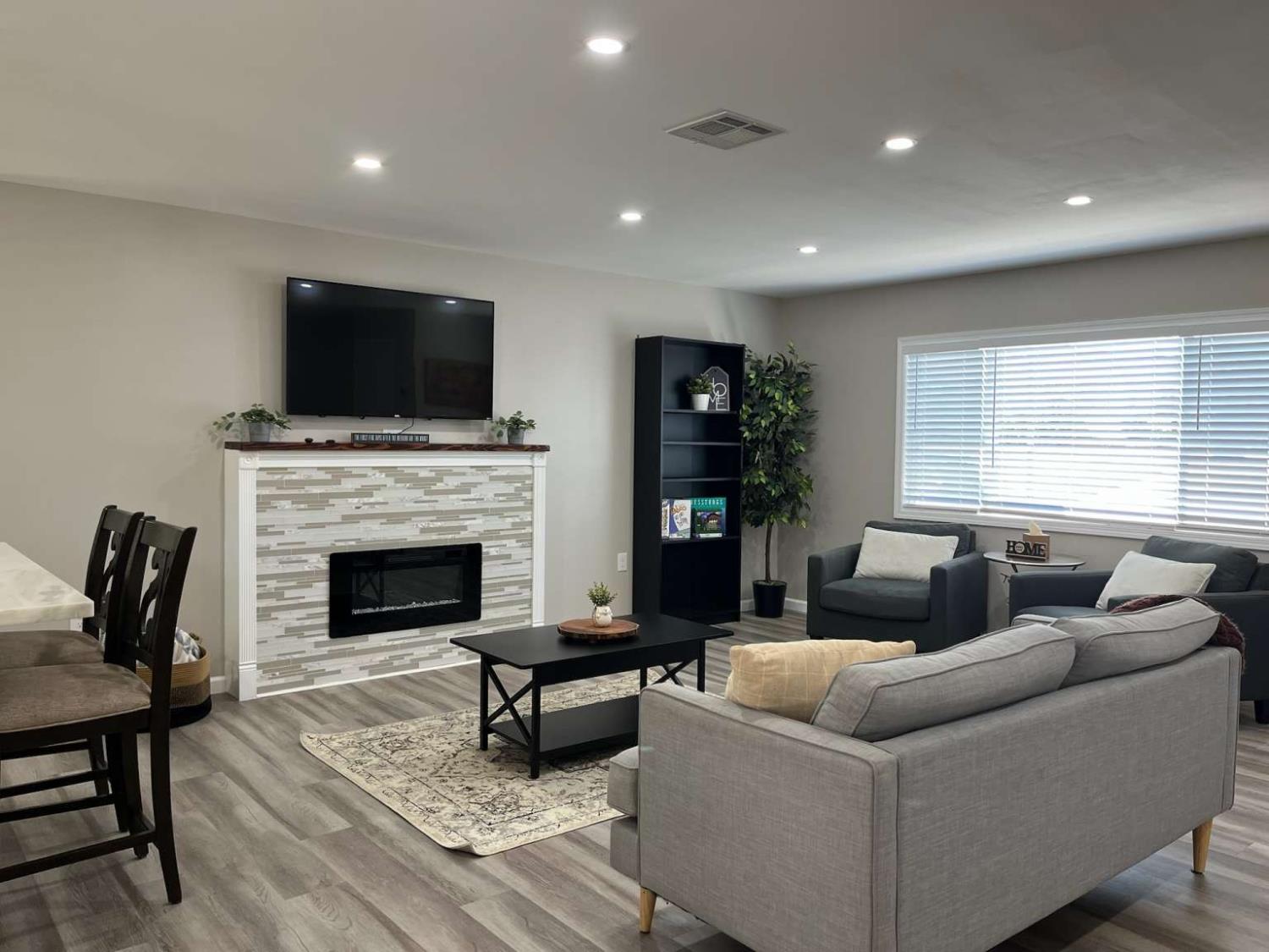 Detail Gallery Image 3 of 25 For 705 Maple Dr, Roseville,  CA 95678 - 2 Beds | 1 Baths