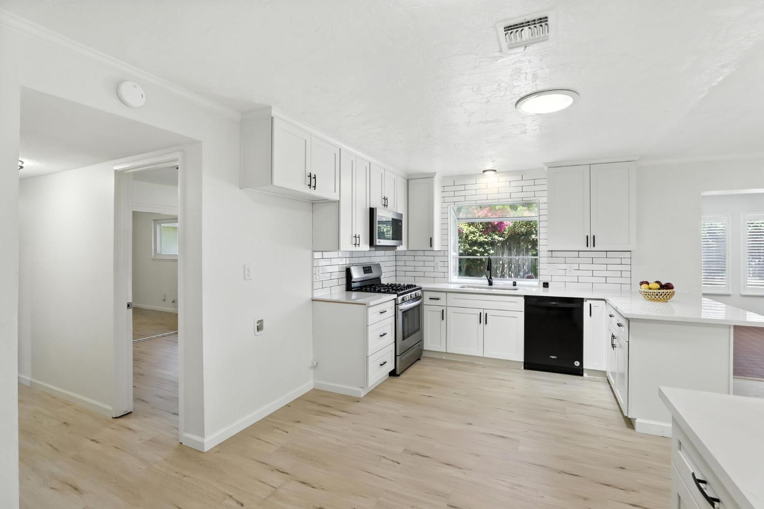 Detail Gallery Image 12 of 37 For 7969 Glenbar Way, Fair Oaks,  CA 95628 - 4 Beds | 2/1 Baths