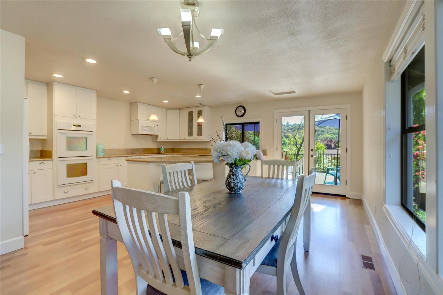 Detail Gallery Image 8 of 65 For 14051 Strawberry Cir, Penn Valley,  CA 95946 - 3 Beds | 3/1 Baths