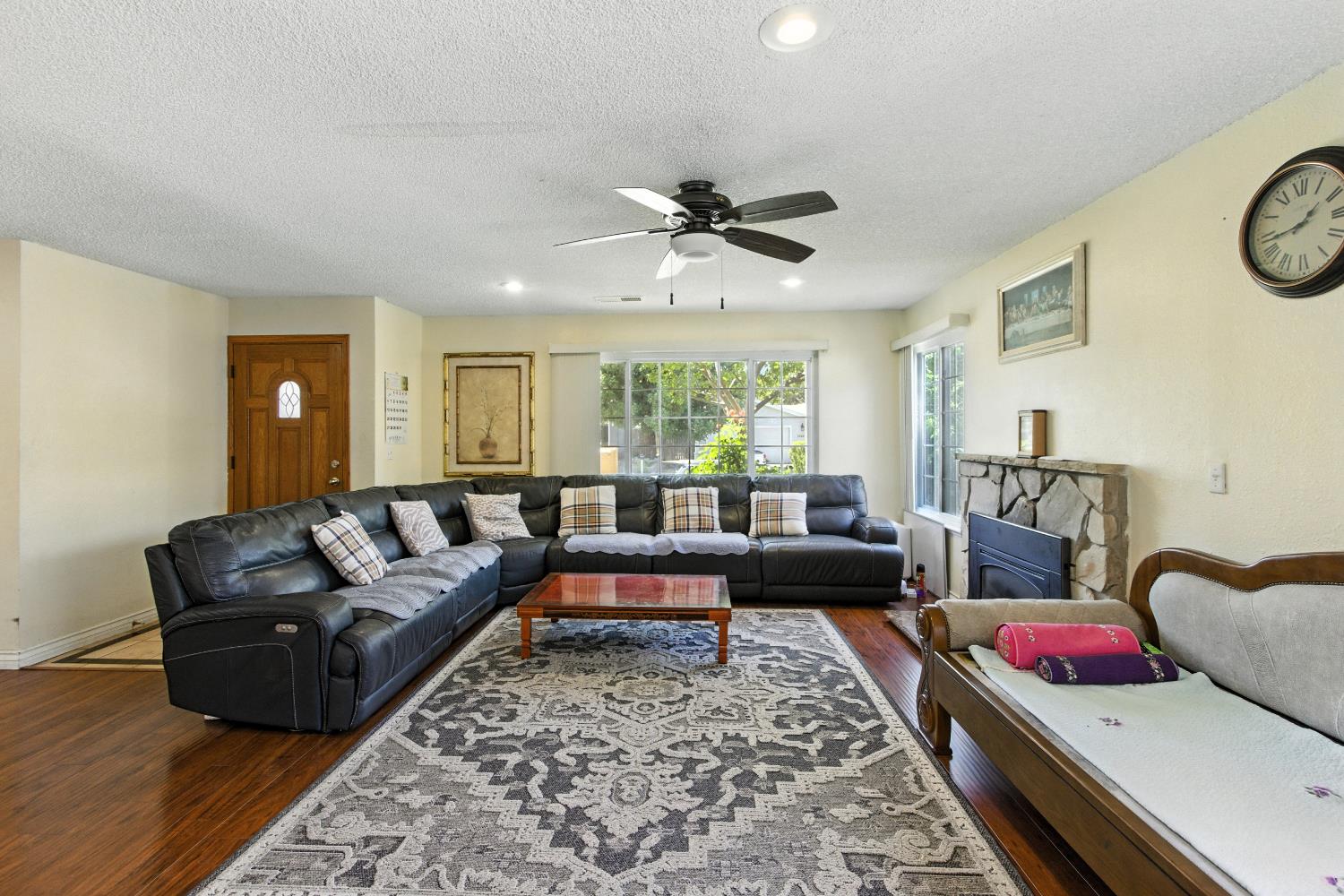 Detail Gallery Image 7 of 38 For 3347 Calico Ct, Sacramento,  CA 95826 - 4 Beds | 2/1 Baths