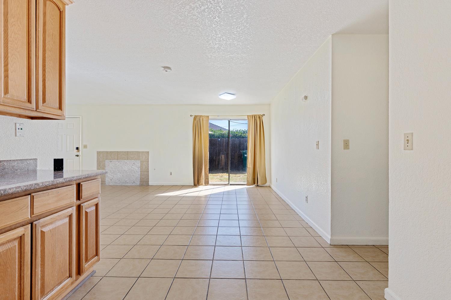 Detail Gallery Image 4 of 26 For 8916 Fox Creek Dr, Stockton,  CA 95210 - 3 Beds | 2 Baths