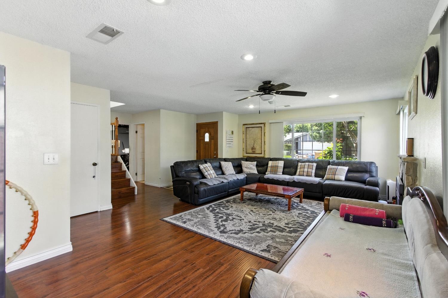 Detail Gallery Image 8 of 38 For 3347 Calico Ct, Sacramento,  CA 95826 - 4 Beds | 2/1 Baths