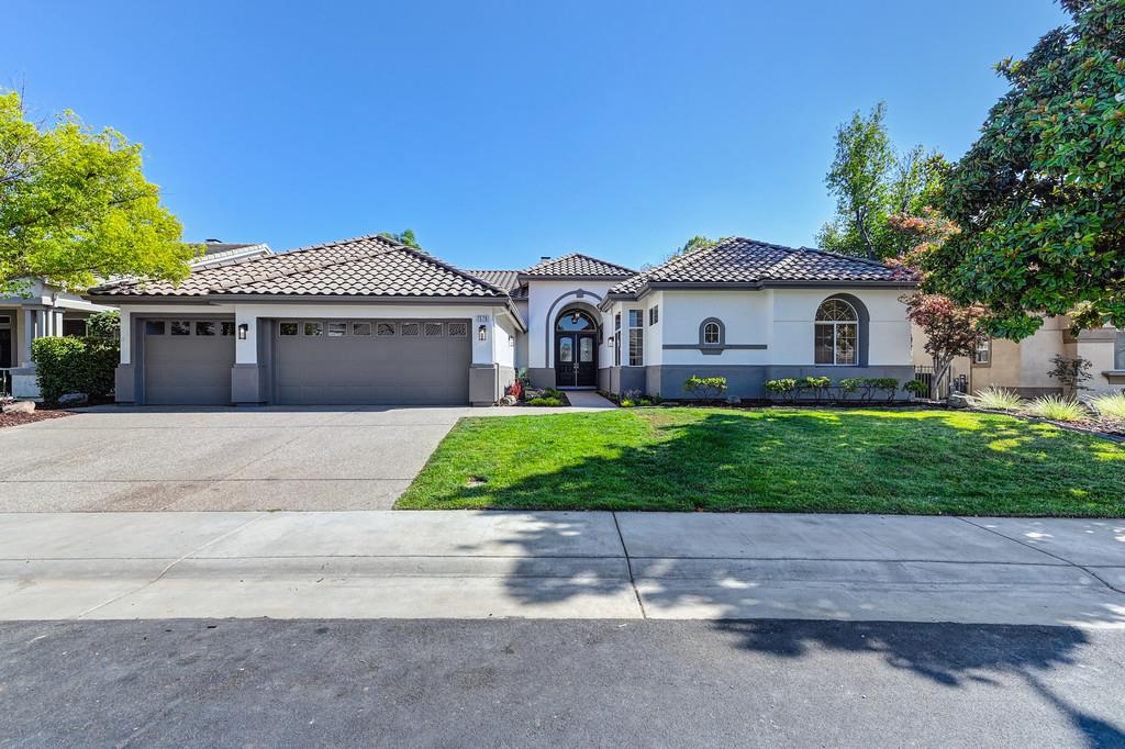 Detail Gallery Image 1 of 62 For 7576 Whistlestop Way, Roseville,  CA 95747 - 3 Beds | 2/1 Baths