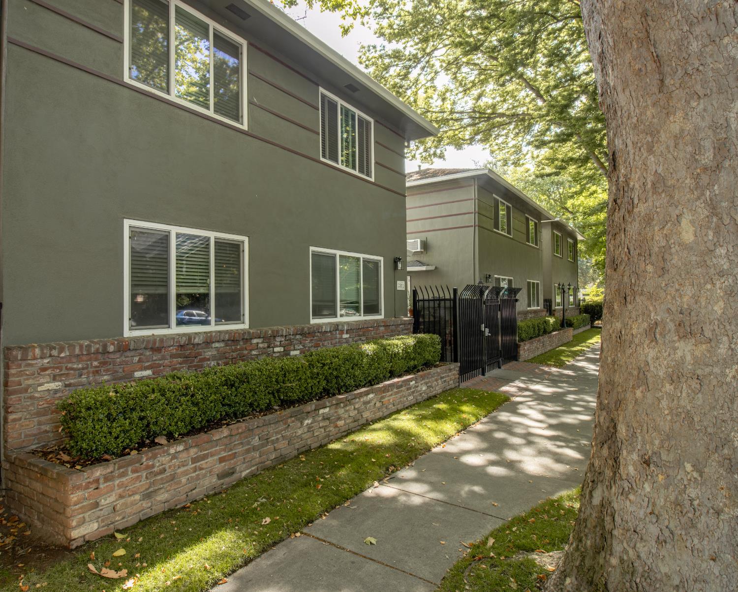 Detail Gallery Image 4 of 19 For 2811 F St, Sacramento,  CA 95816 - – Beds | – Baths