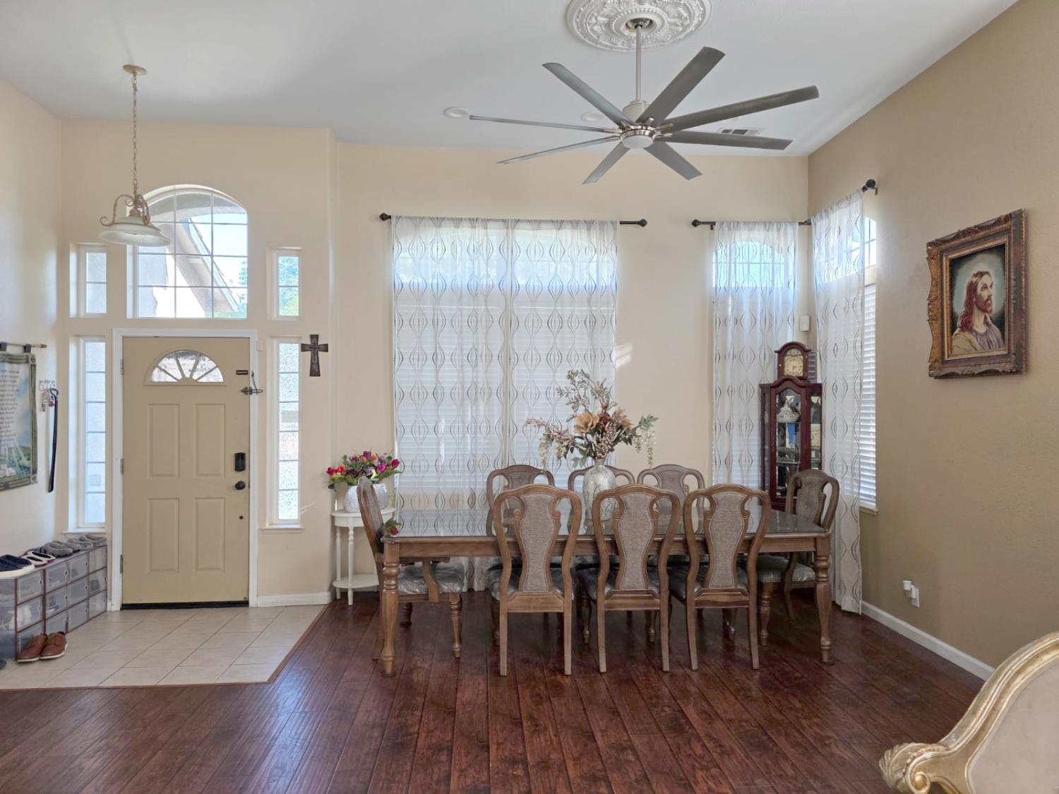 Detail Gallery Image 2 of 24 For 2693 Explorer Way, Turlock,  CA 95382 - 4 Beds | 2/1 Baths