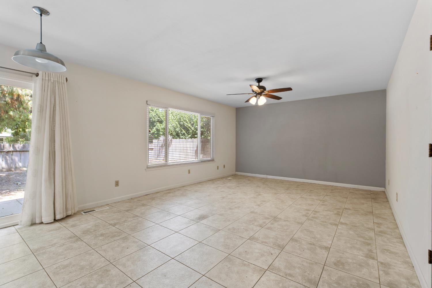 Detail Gallery Image 7 of 39 For 3355 San Fernando Ct, Merced,  CA 95348 - 4 Beds | 2/1 Baths