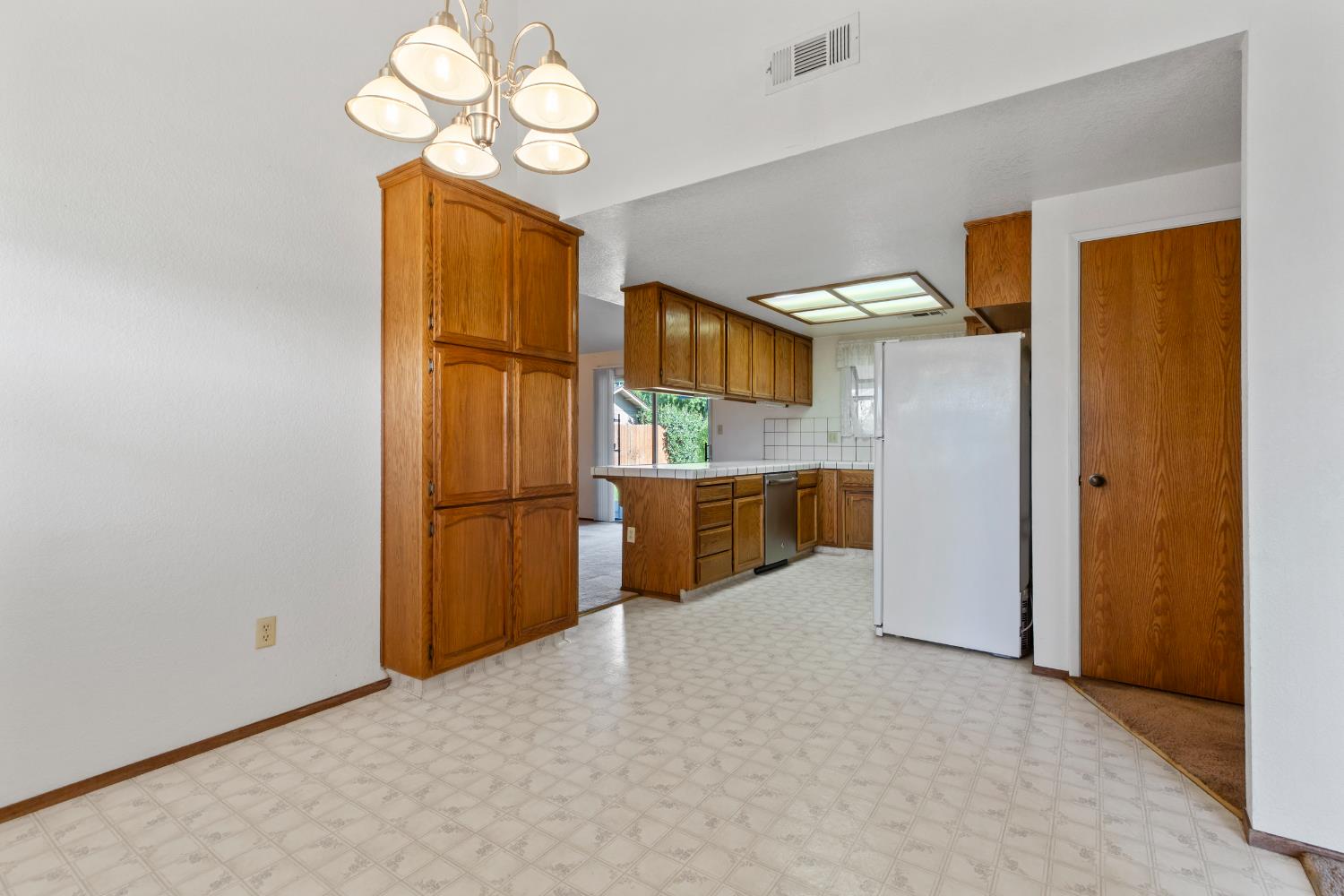Detail Gallery Image 7 of 33 For 1729 Truckee Way, Modesto,  CA 95351 - 3 Beds | 2 Baths