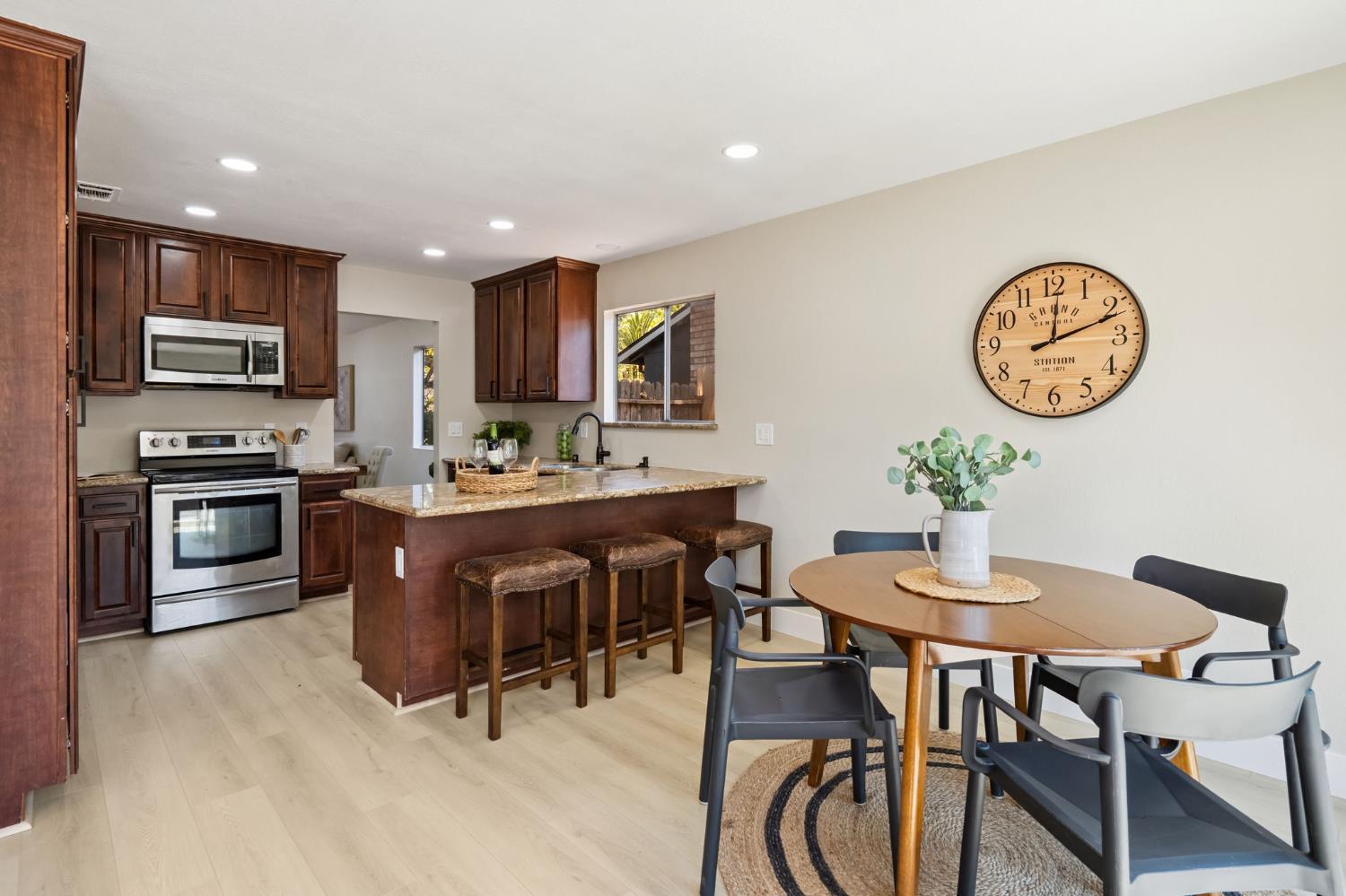 Detail Gallery Image 10 of 26 For 1460 Woodridge Oak Way, Sacramento,  CA 95833 - 4 Beds | 2 Baths
