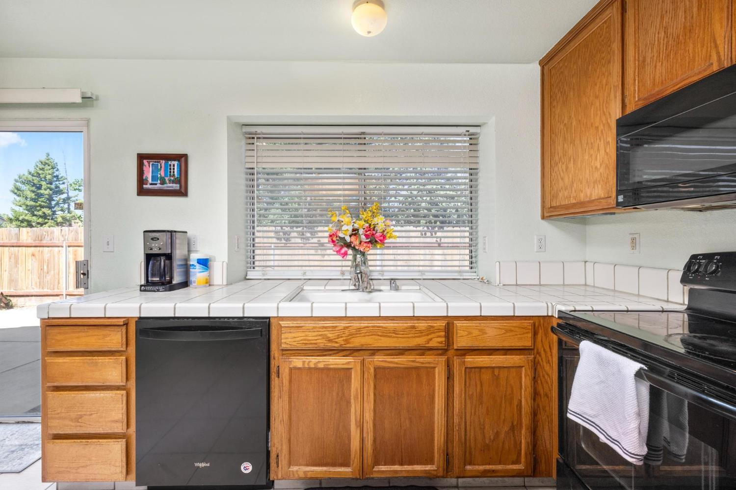 Detail Gallery Image 13 of 34 For 1637 Fantasy Ct, Modesto,  CA 95351 - 3 Beds | 2 Baths