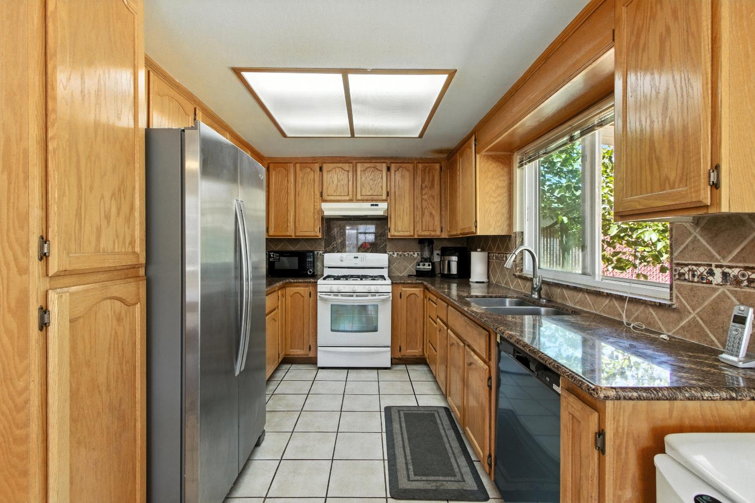 Detail Gallery Image 16 of 38 For 3347 Calico Ct, Sacramento,  CA 95826 - 4 Beds | 2/1 Baths