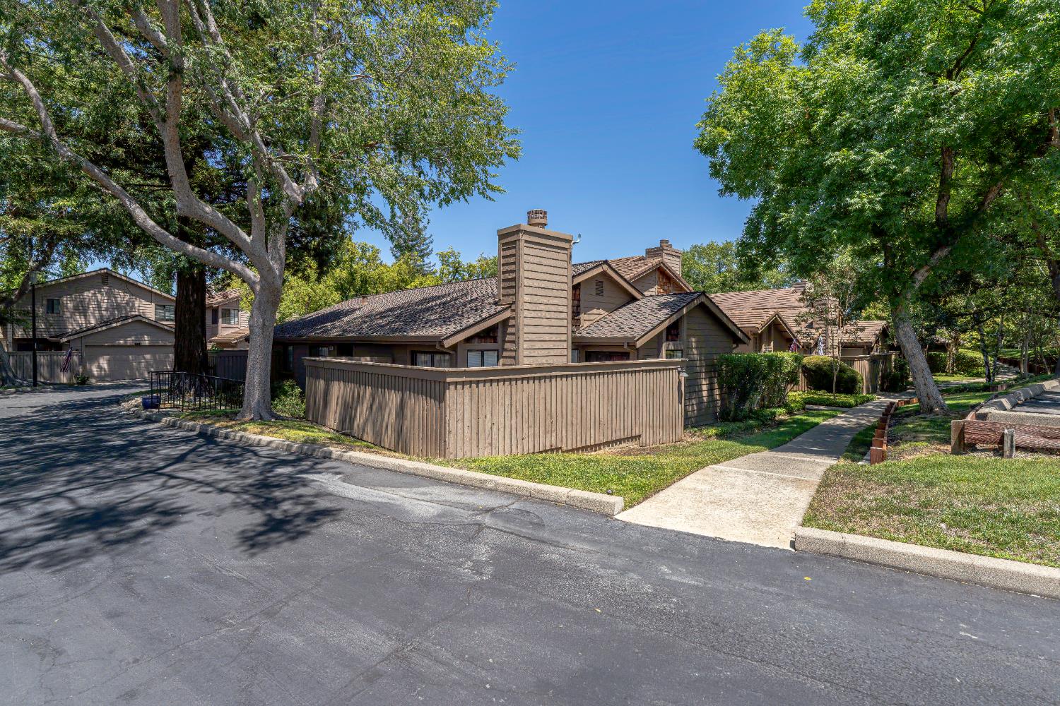 Detail Gallery Image 3 of 47 For 8140 Maderia Port Ln, Fair Oaks,  CA 95628 - 2 Beds | 2 Baths