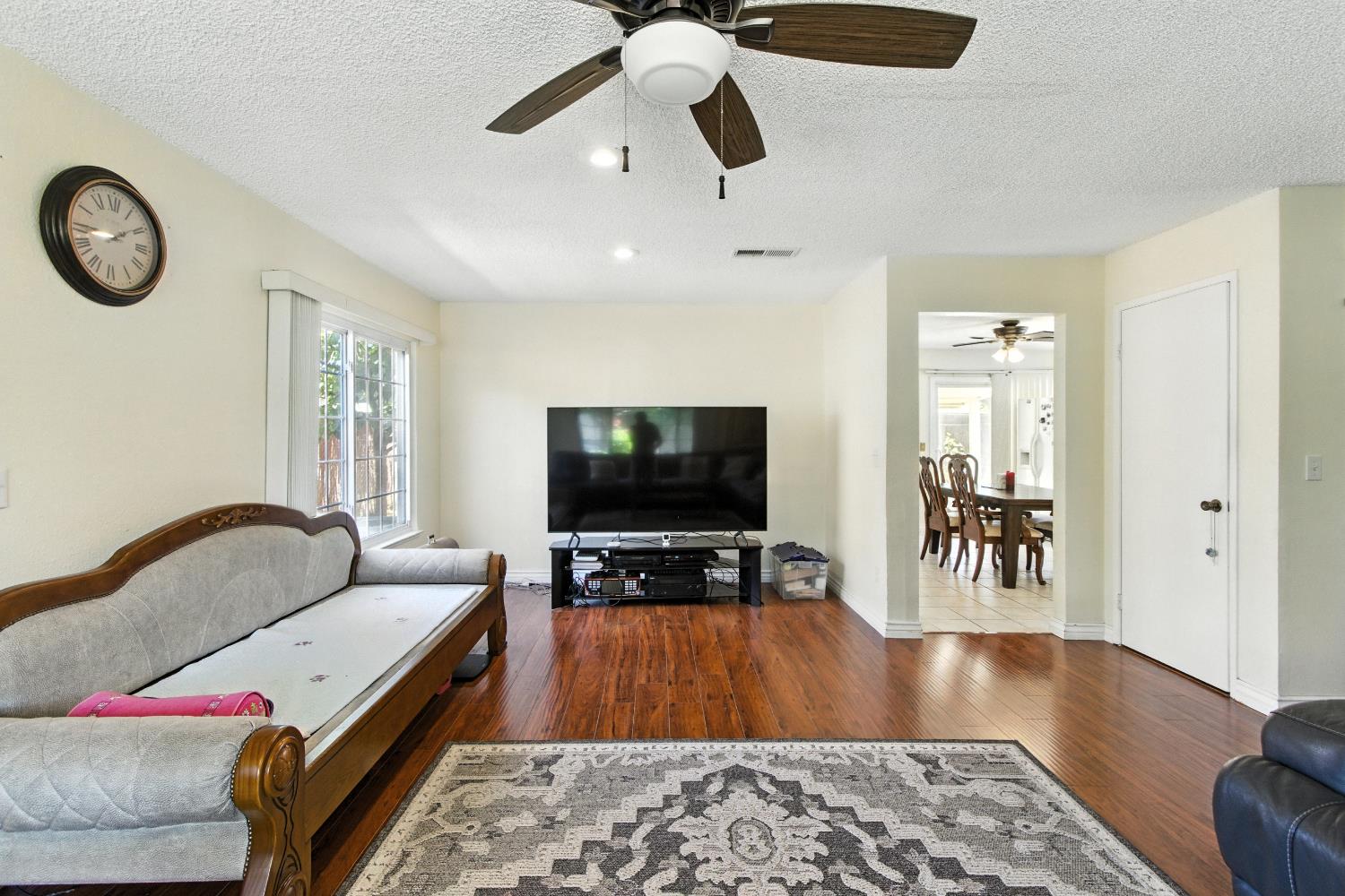 Detail Gallery Image 10 of 38 For 3347 Calico Ct, Sacramento,  CA 95826 - 4 Beds | 2/1 Baths