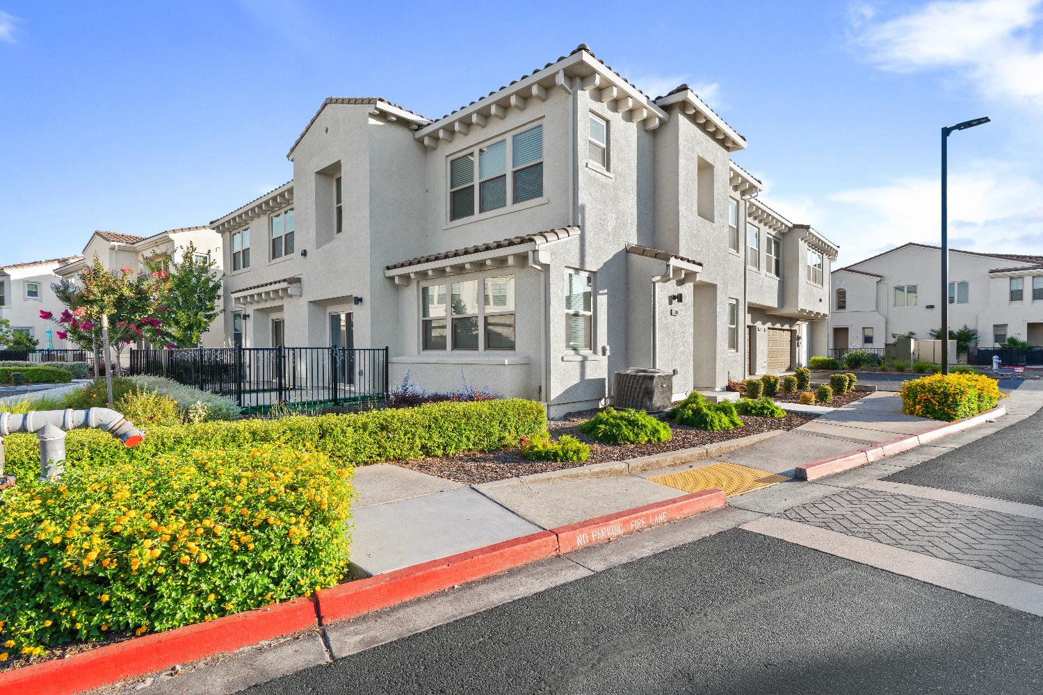 Detail Gallery Image 3 of 48 For 5301 E Commerce Way #23103,  Sacramento,  CA 95835 - 3 Beds | 3 Baths