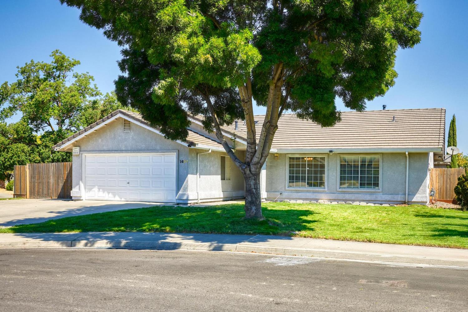 Detail Gallery Image 5 of 34 For 1637 Fantasy Ct, Modesto,  CA 95351 - 3 Beds | 2 Baths