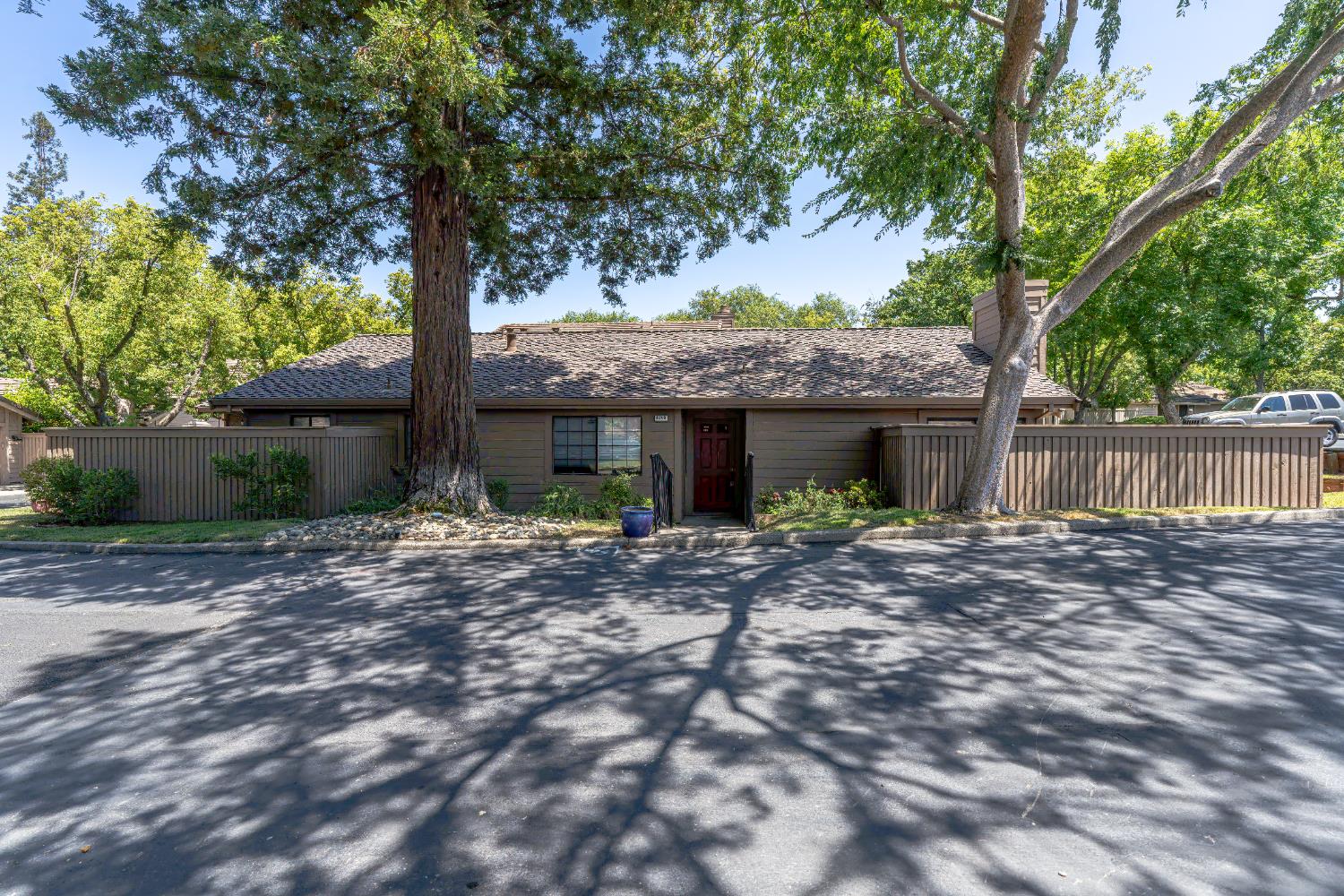 Detail Gallery Image 2 of 47 For 8140 Maderia Port Ln, Fair Oaks,  CA 95628 - 2 Beds | 2 Baths
