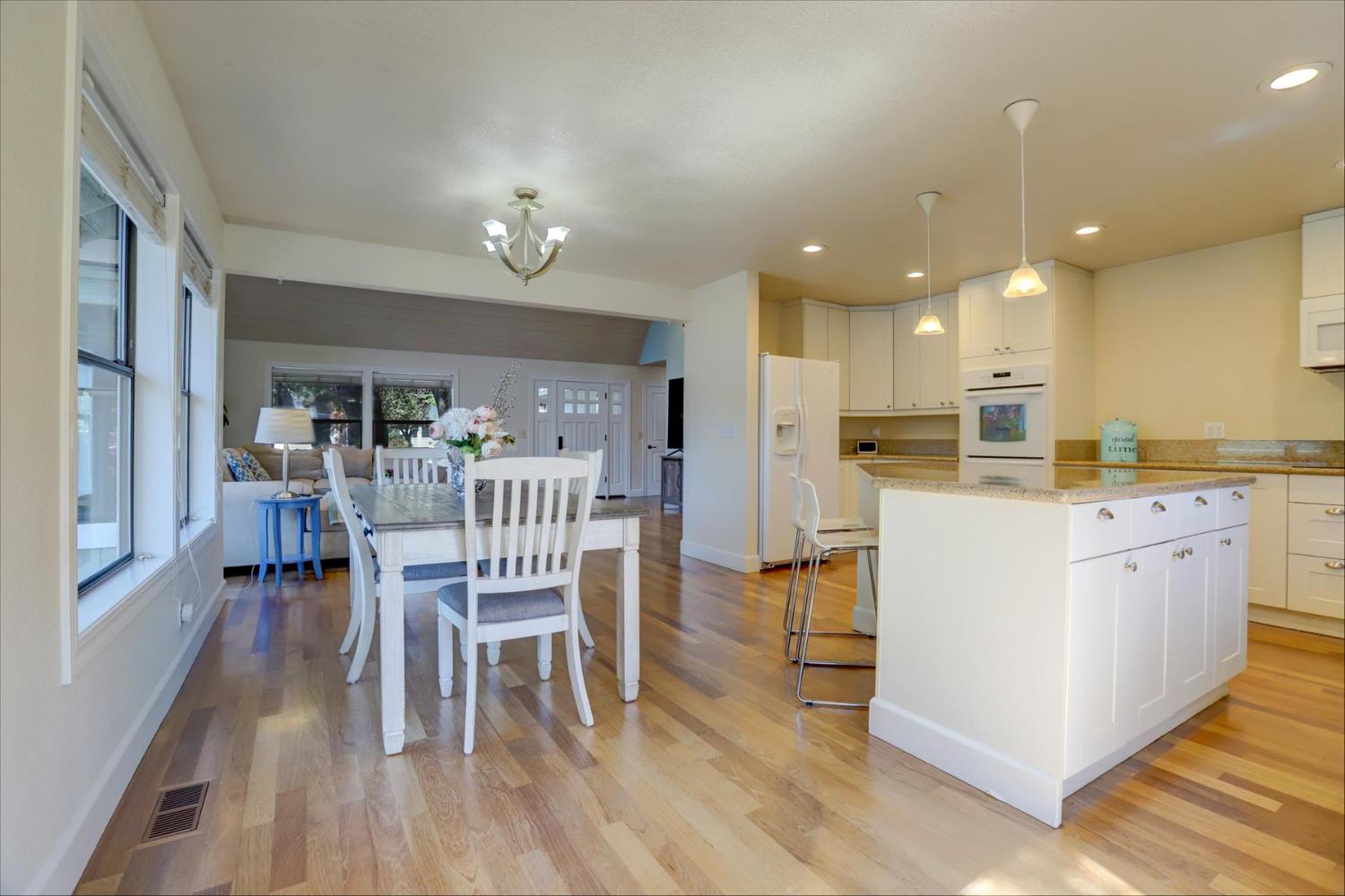 Detail Gallery Image 9 of 65 For 14051 Strawberry Cir, Penn Valley,  CA 95946 - 3 Beds | 3/1 Baths