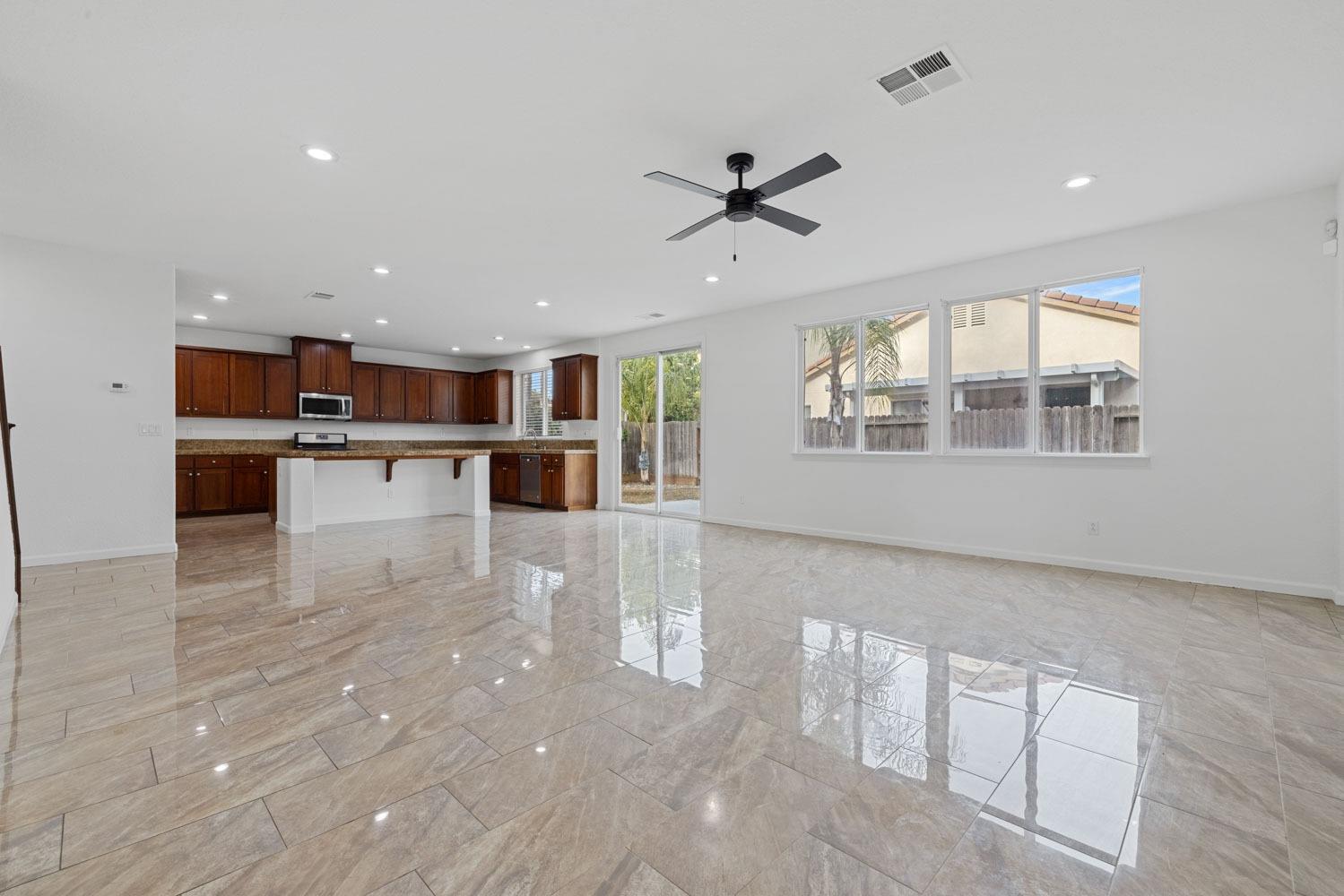 Detail Gallery Image 12 of 51 For 2905 Amir Pl, Modesto,  CA 95355 - 5 Beds | 2/1 Baths