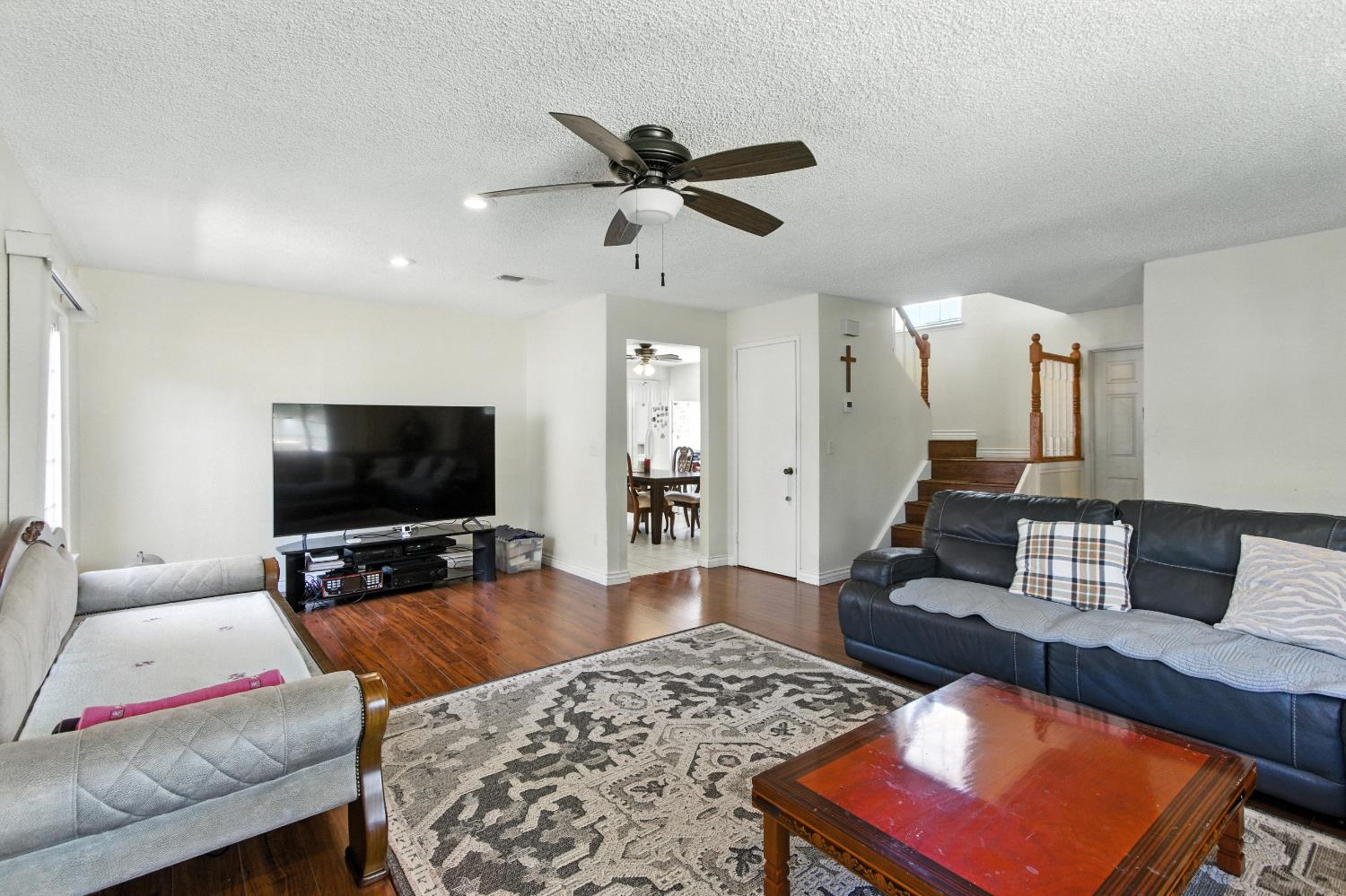 Detail Gallery Image 11 of 38 For 3347 Calico Ct, Sacramento,  CA 95826 - 4 Beds | 2/1 Baths