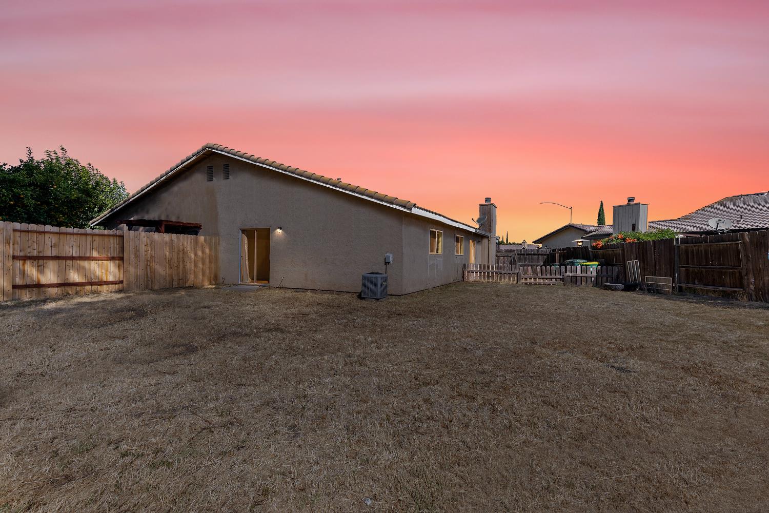 Detail Gallery Image 1 of 26 For 8916 Fox Creek Dr, Stockton,  CA 95210 - 3 Beds | 2 Baths