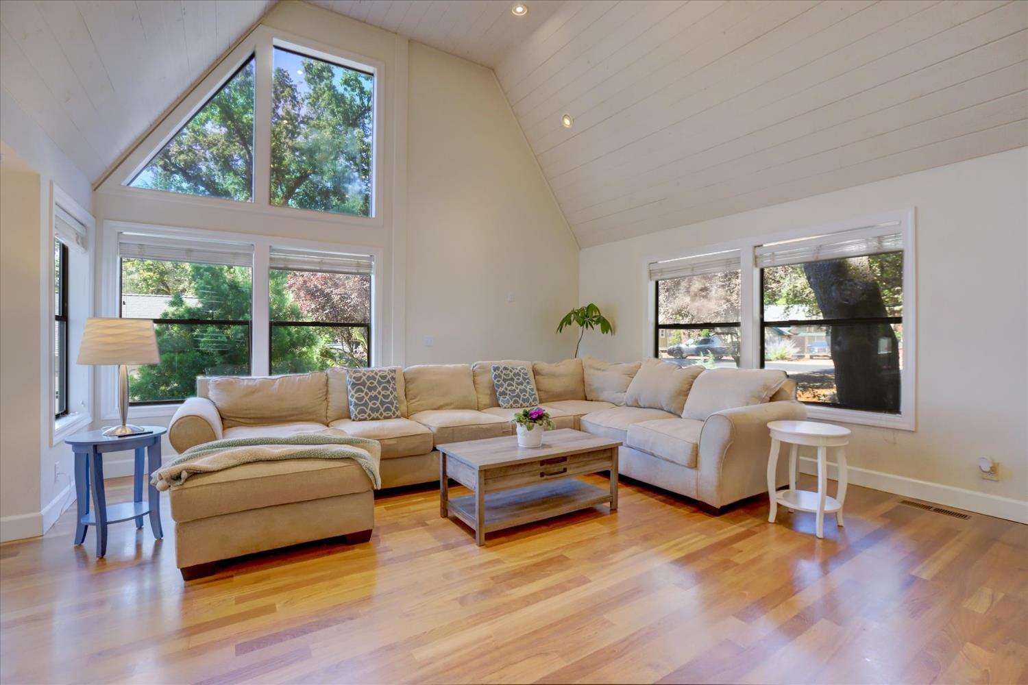 Detail Gallery Image 5 of 65 For 14051 Strawberry Cir, Penn Valley,  CA 95946 - 3 Beds | 3/1 Baths