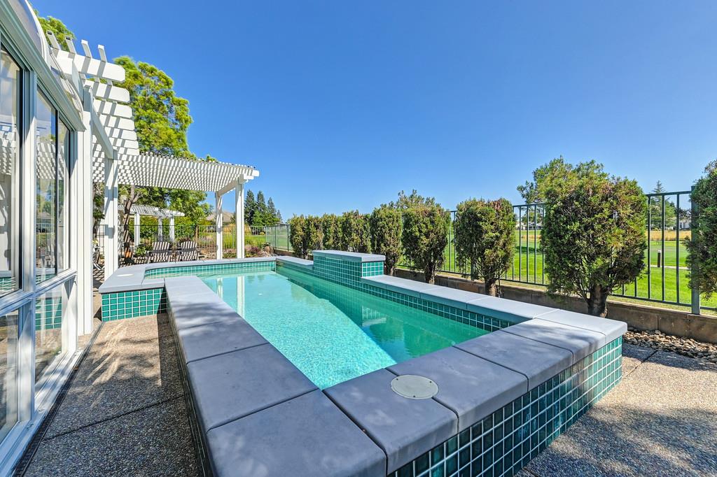 Detail Gallery Image 5 of 62 For 7576 Whistlestop Way, Roseville,  CA 95747 - 3 Beds | 2/1 Baths