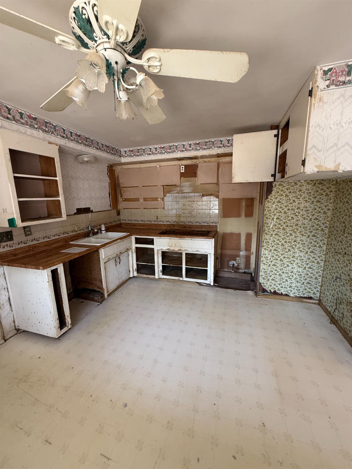 Detail Gallery Image 4 of 15 For 7750 Laurie Way, Sacramento,  CA 95832 - 4 Beds | 2 Baths