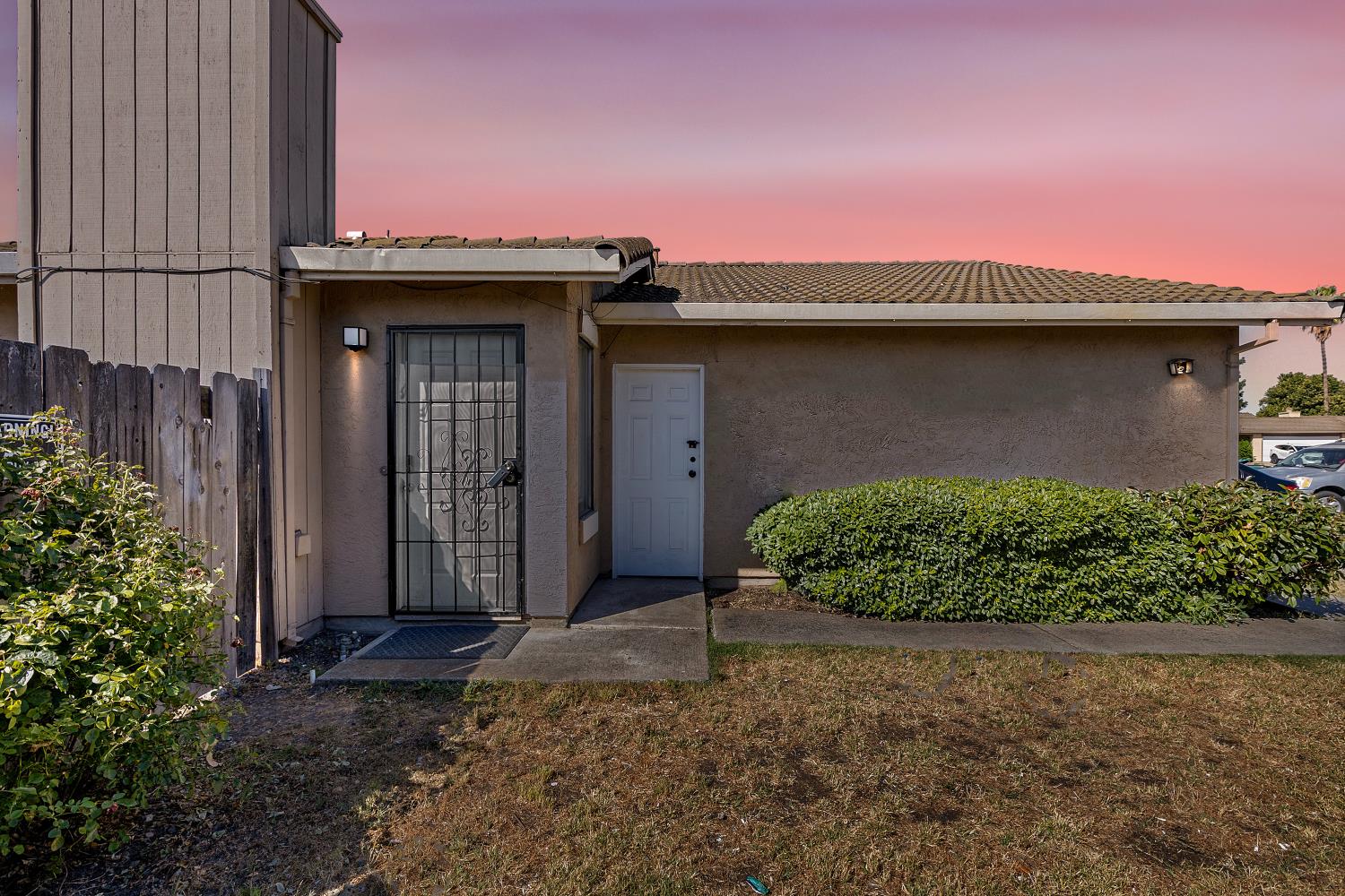Detail Gallery Image 2 of 26 For 8916 Fox Creek Dr, Stockton,  CA 95210 - 3 Beds | 2 Baths