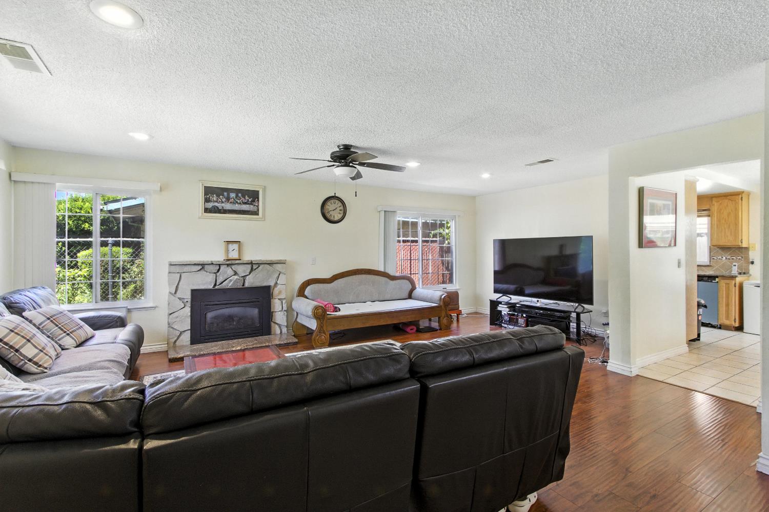 Detail Gallery Image 6 of 38 For 3347 Calico Ct, Sacramento,  CA 95826 - 4 Beds | 2/1 Baths